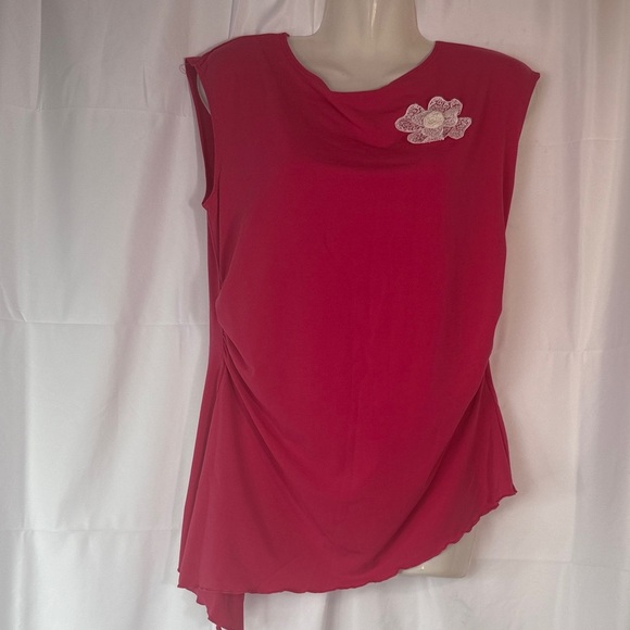 Chic Sleeveless Top with Floral Detail - Picture 2 of 9